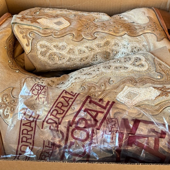 COPY - Corral 11M Gold/Bone Embroidery Crystals Studs Snip Toe Cowboy Boot - Picture 5 of 13